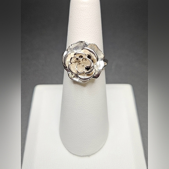 Sterling Silver Ring Marked 925 with a Metal Flower Size 7 - Picture 3 of 6